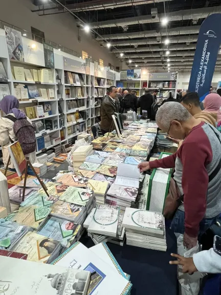 إصدارات مكتبة الإسكندرية تشهد إقبالًا كثيفًا من جمهور معرض القاهرة الدولي للكتاب خلال أولى أيامه