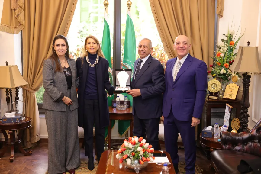 رئيس الأكاديمية العربية يكرم المدير الإقليمي لليونسكو بالقاهرة والسودان