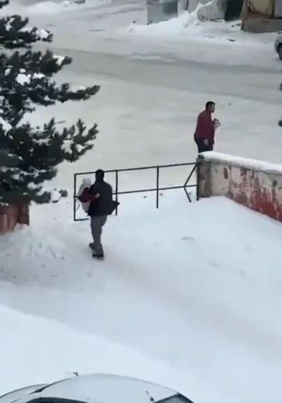 بين ذراعيه.. شاب تركي ينقل والدته للمستشفى ويعيدها بعد شفائها في مشهد مؤثر