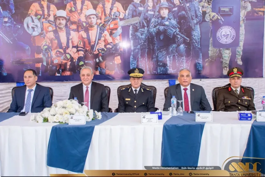 رئيس جامعة طنطا يضع إكليلا من الزهور على النصب التذكاري تخليدًا لشهداء الشرطة في عيدها الـ74