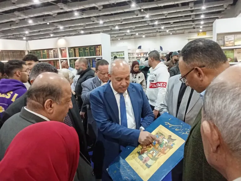قيادات أكاديمية بجامعة القاهرة في زيارة لجناح دار الكتب والوثائق بمعرض القاهرة الدولي للكتاب