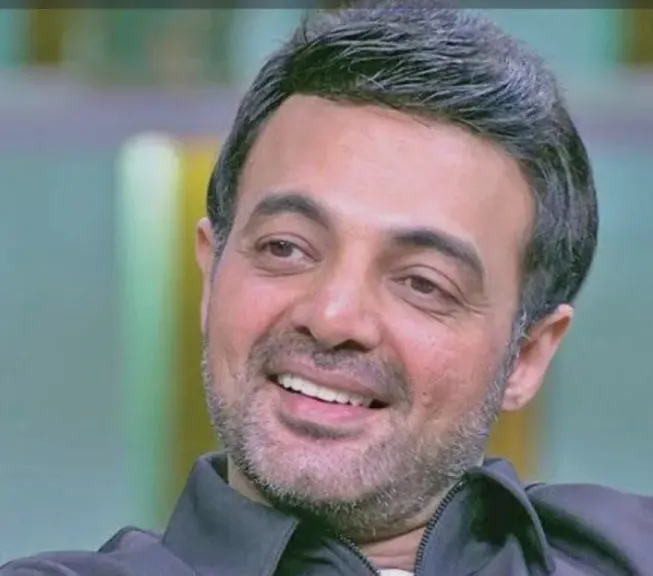 عمرو محمود ياسين يحسم الجدل حول «وننسى اللي كان»: أحترم مهنتي وصوتي من دماغي