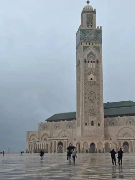 الدار البيضاء القلب النابض للمغرب … يميزها مسجد الحسن الثاني باطلالته الساحرة على المحيط الأطلسي وتجسيده وحدة الشعب المغربي