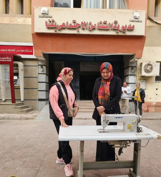 تضامن قنا تسلم ماكينة خياطة لسيدة تعول صغار لتوفير مستلزماتهم