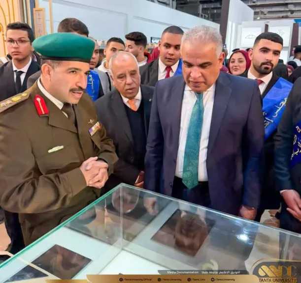 رئيس جامعة طنطا يقود وفدًا طلابيًا لزيارة جناح وزارة الدفاع والمؤسسات الوطنية بمعرض القاهرة الدولي للكتاب