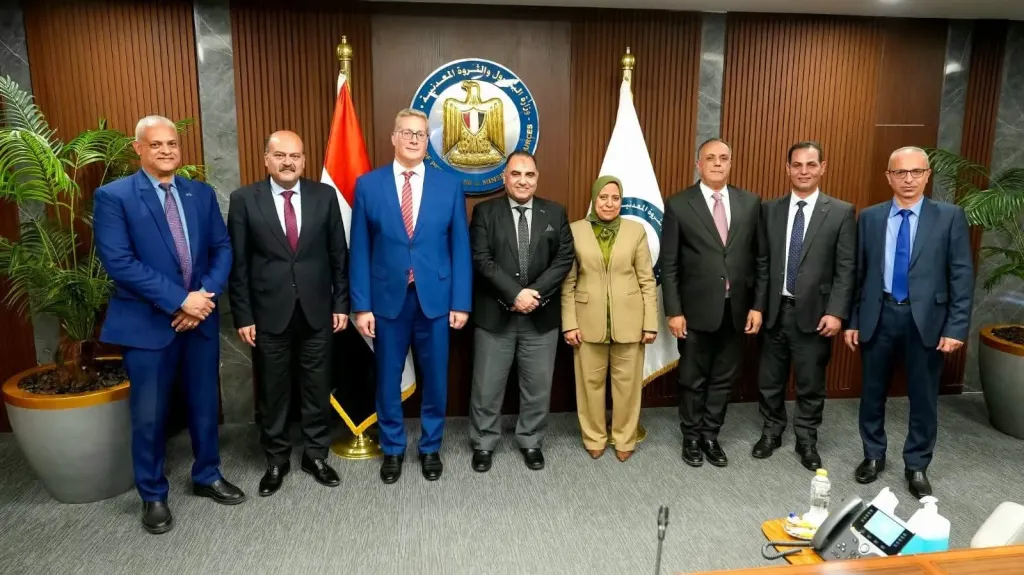 قطاع البترول يكثف الجهود لتوطين صناعة منتج PVC المستخدم في الوثائق المؤمنة