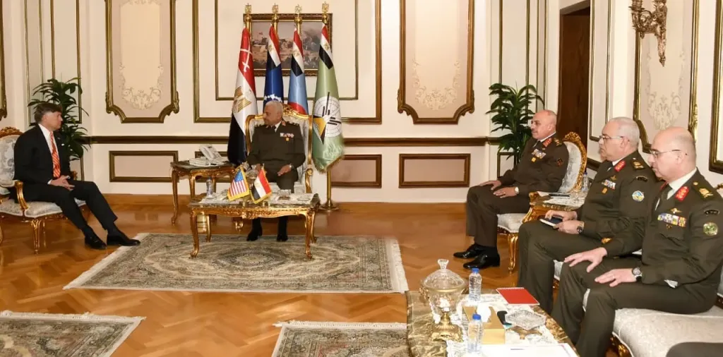 وزير الدفاع يلتقي نائب وزير الخارجية الأمريكي لبحث التعاون المشترك وقضايا المنطقة