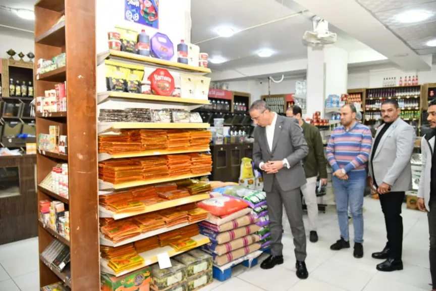استعداداً لشهر رمضان المبارك.. محافظ الفيوم يتفقد عدداً من محال بيع الجملة وسلاسل السوبر ماركت بسنورس