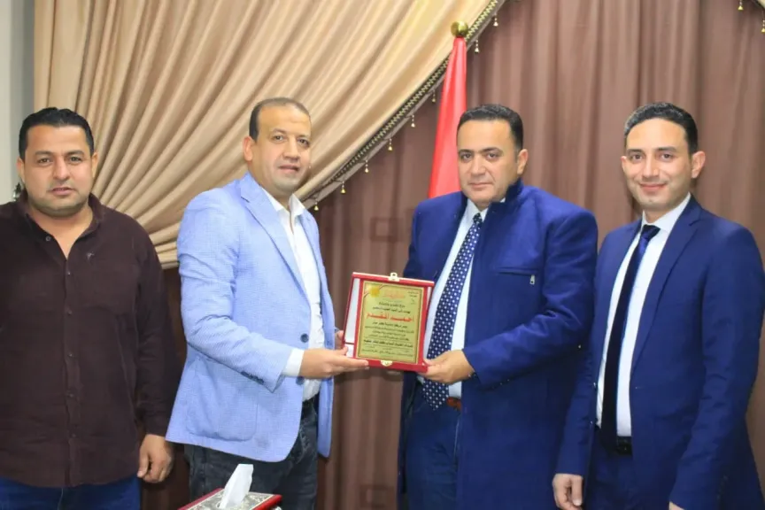 تكريم رئيس مركز ومدينة كفر صقر لجهوده في رفع كفاءة الخدمات المقدمة للمواطنين وتحسين البنية التحتية