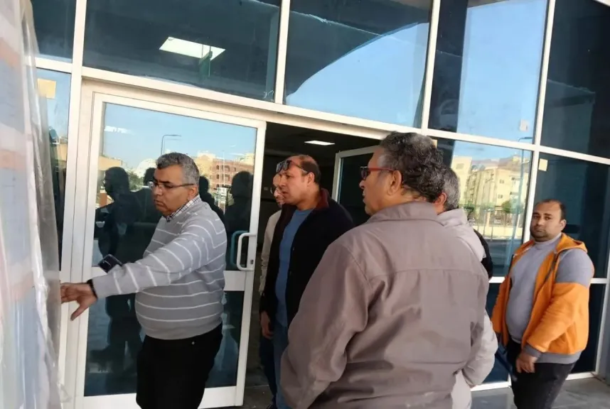 مساعد وزير الصحة يتفقد مشروع مستشفى العبور بنسبة تنفيذ 98%