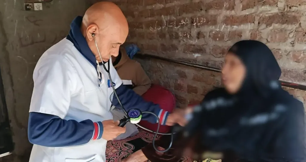 الرعاية الصحية تصل بالعلاج للبيوت بالأقصر.. زيارات منزلية لأكثر من 3000 مريض وكبار السن خلال رمضان