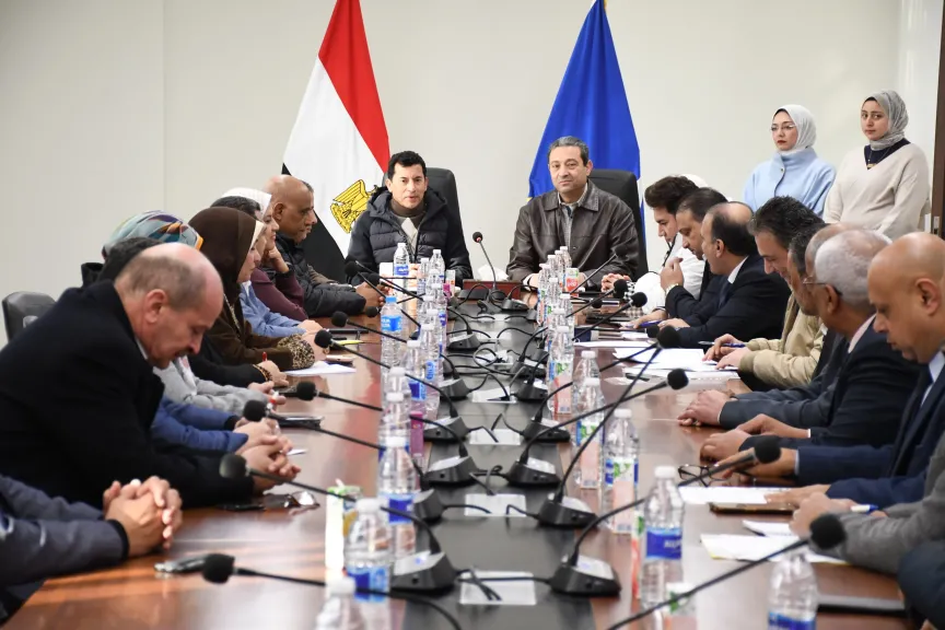 وزير الشباب والرياضة ومحافظ دمياط يبحثان مع نواب البرلمان تطوير المنشآت الرياضية بالمحافظة