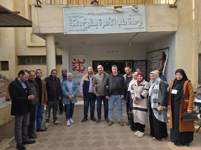 بقوا يوصلوا العلاج لحد باب البيت.. قوافل مستشفى تلا المركزي تفتح أبواب الأمل للمواطنين