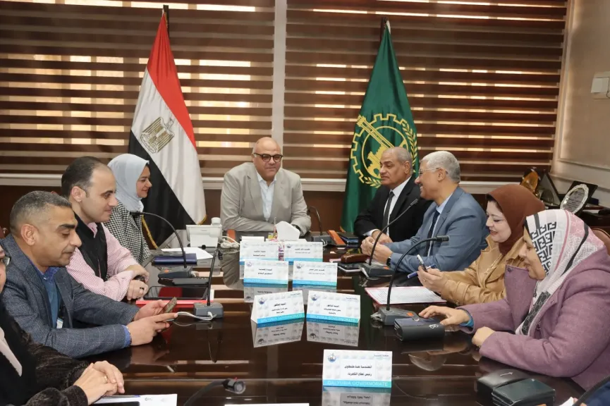 محافظ القليوبية يعقد اجتماعًا موسعًا لتعزيز التعاون مع شركات الكهرباء وتطوير منظومة الإنارة العامة