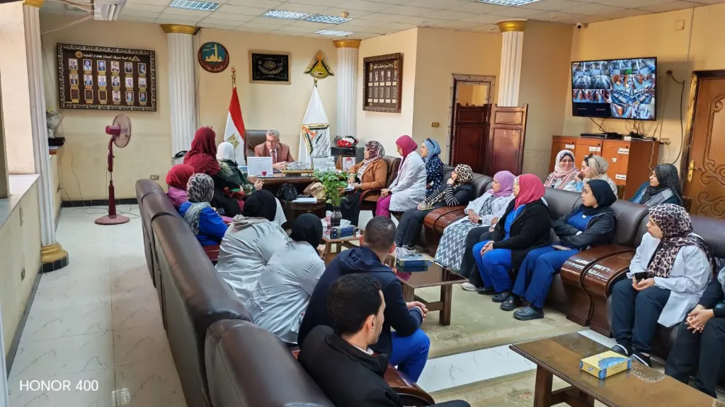 عميد طب بنها يبحث سبل تعزيز الجودة ومكافحة العدوى بالمستشفيات الجامعية