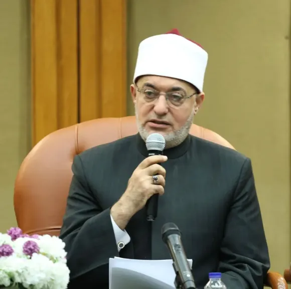 خلال ترؤسه الجلسة العلمية الثانية لمنتدى مركز الإمام الأشعري .. مفتي الجمهورية يؤكد: العقل والنقل في الفكر الأشعري ليسا في صراع بل في تكامل وظيفي