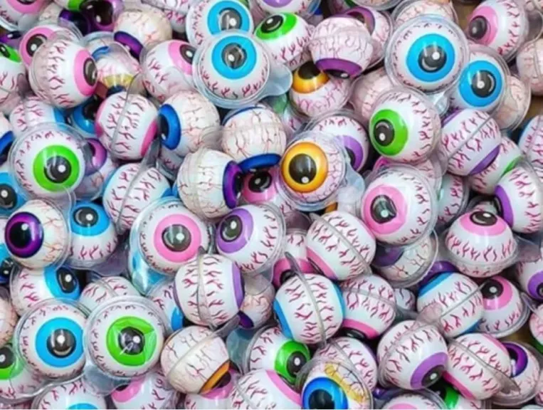 خبير نفسي يحذر من الحلوى Eye ball: تسبب العنف عند الاطفال