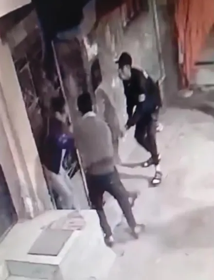 ترهيب بالسلاح وهتك عرض علنى.. سقوط بلطجية تعدوا علي شاب بشبرا الخيمة