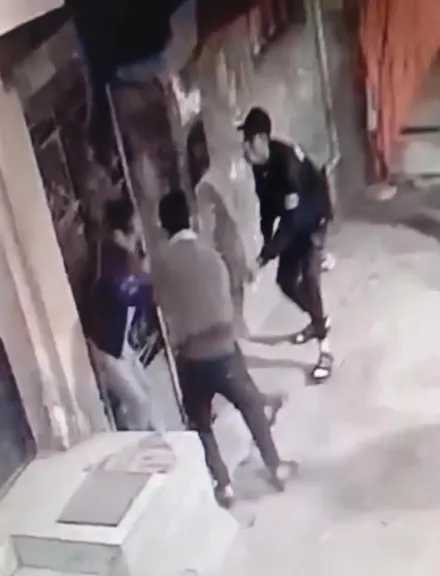 ترهيب بالسلاح وهتك عرض علنى.. سقوط بلطجية تعدوا علي شاب بشبرا الخيمة