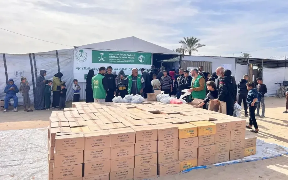 أطقم مركز الملك سلمان الإغاثي توزع حزما جديدة من المساعدات على الأسر النازحة في جنوب قطاع غزة