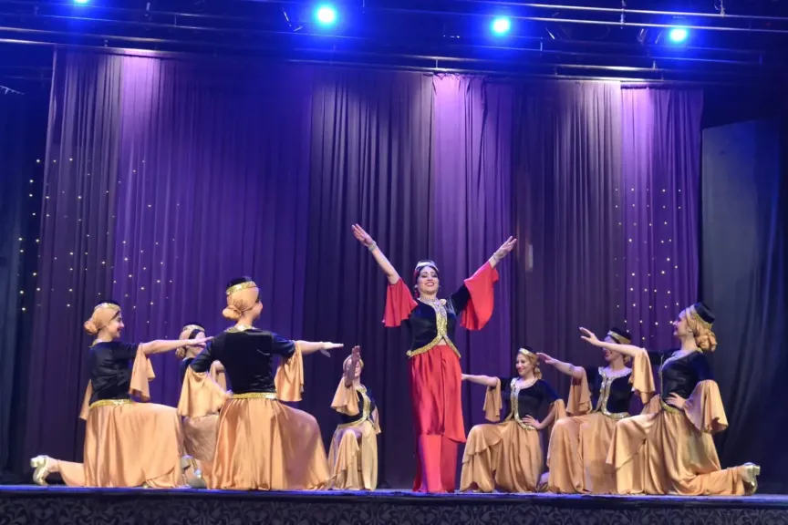 ليلة فنية ساحرة لفرقة رضا للفنون الشعبية والاستعراضية على خشبة مسرح البالون.. صور