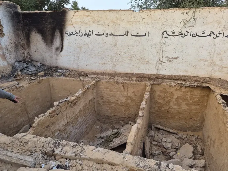 انتهاك لحرمة الموتى.. تداول صور لواقعة تكسير أسقف قبور وسرقة الحديد المسلح بمدافن سيدي عبدالرحيم في قنا