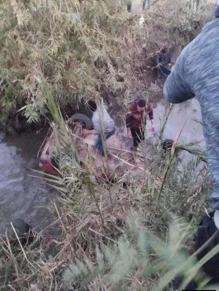 إنقلاب مفاجئ ينهي رحلة سيارة داخل ترعة فى القناطر الخيرية