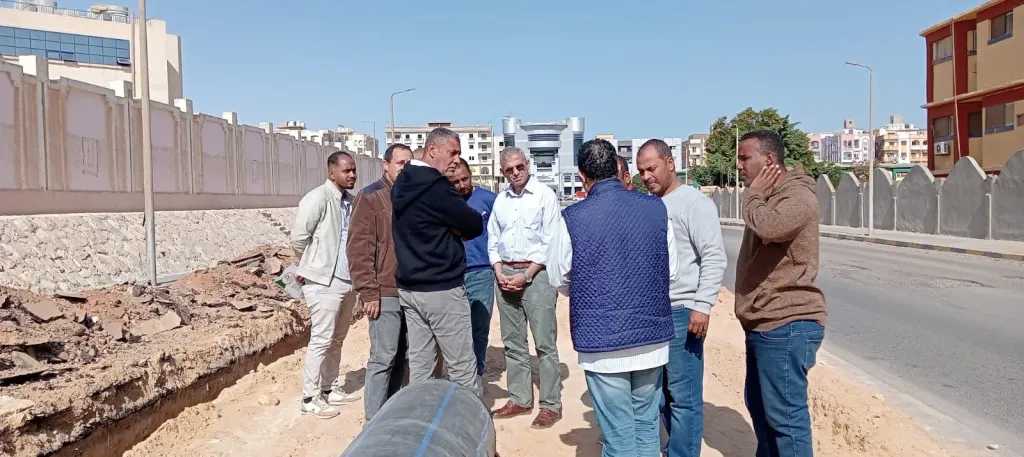 رئيس شركة مياه البحر الأحمر يتابع عمال إحلال وتجديد خط المياه الرئيسي المغذي لشارع المدارس