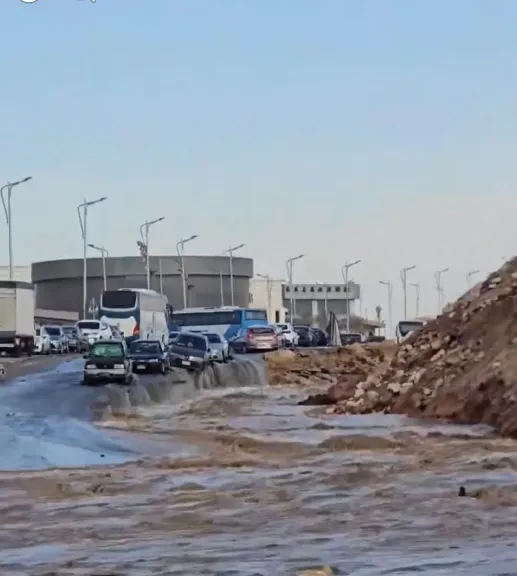 انفجار ماسورة مياه أمام معرض الكتاب بالتجمع الخامس وتلف عدد من السيارات