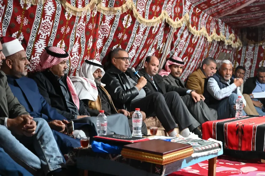 محافظ جنوب سيناء يحرص على إستمرار اللقاءات الدورية مع مشايخ وعواقل وشباب البدو