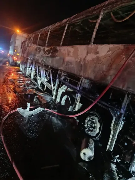 60 راكبًا قادمين من القاهرة للأقصر.. ننشر أول صور من واقعة تفحم أتوبيس إثر اشتعال النيران في قنا