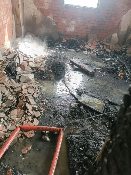 النيران تلتهم شقة بالكامل بمسطرد وتحول محتوياتها إلى رماد.. والحماية المدنية تسيطر بـ3 سيارات إطفاء