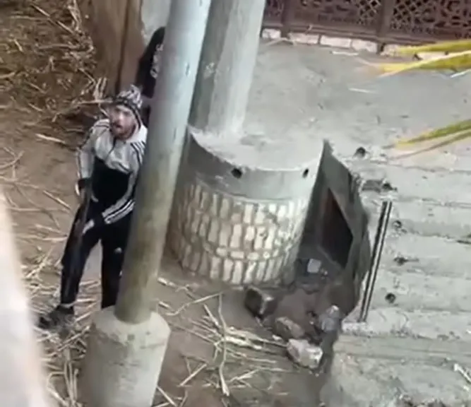 بسبب قطعة أرض.. القبض على المتهم صاحب فيديو تهديد عمه بسلاح آلي واحتجازه داخل منزله في قنا