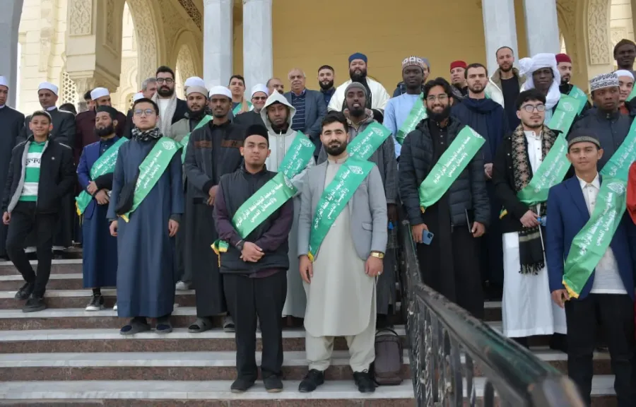 متسابقو بورسعيد الدولية يؤدون صلاة الجمعة بمسجد السلام وينشدون بساحة المسجد