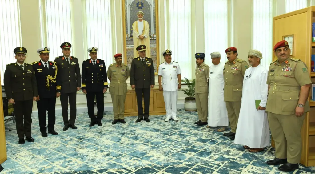 رئيس الأركان يعود إلى مصر عقب انتهاء زيارته الرسمية إلى سلطنة عمان