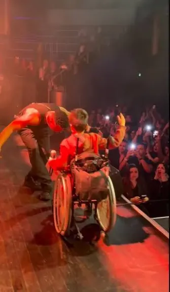 محمد رمضان يشعل حفله في هولندا.. ويخطف الأنظار بلقطة مع طفل عراقي من ذوى الهمم