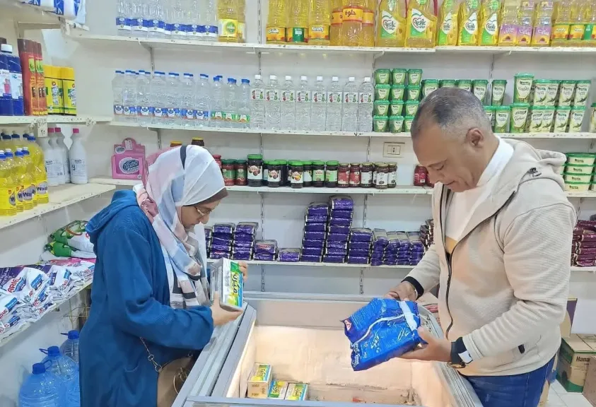 حملة تفتيشية على منافذ البيع والمحلات التجارية بالقصير