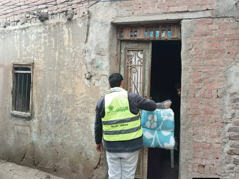 التضامن والأورمان يواصلان دعم الأسر الأولى بالرعاية بالغربية بتوزيع 700 بطانية ولحاف بالمجان