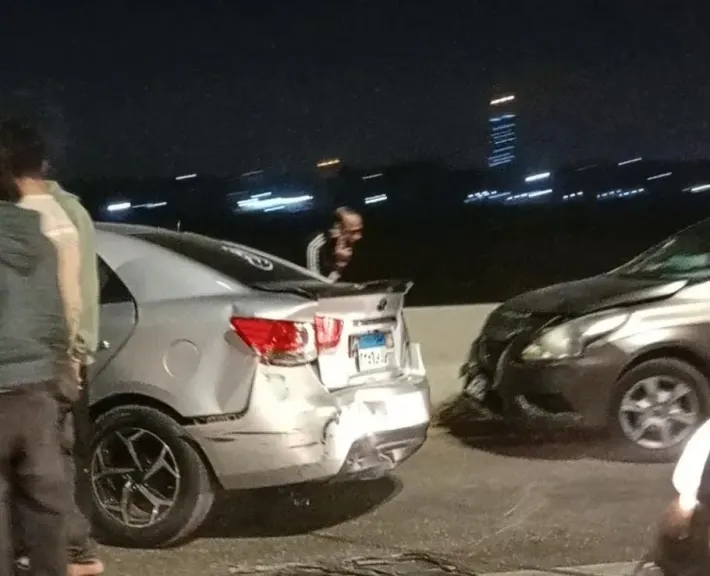 حديد متكسر بلا ضحايا.. السرعة الزائدة تحطم 3 سيارات أعلى نزلة الدائري بشبرا الخيمة