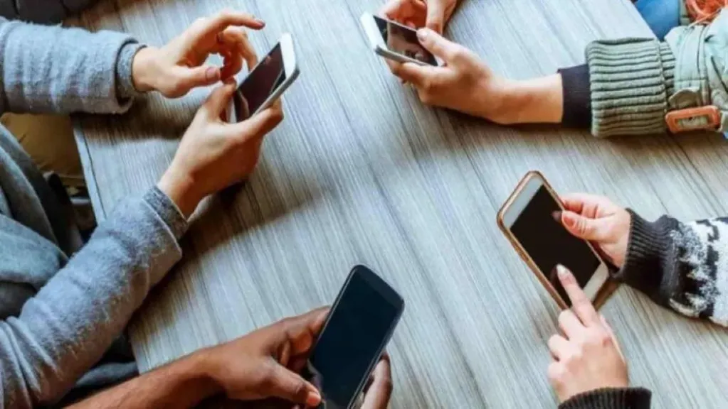 الهواتف المحمولة تقود التحول الرقمي ..91 مليون مستخدم لانترنت الهاتف المحمول خلال أكتوبر  2025