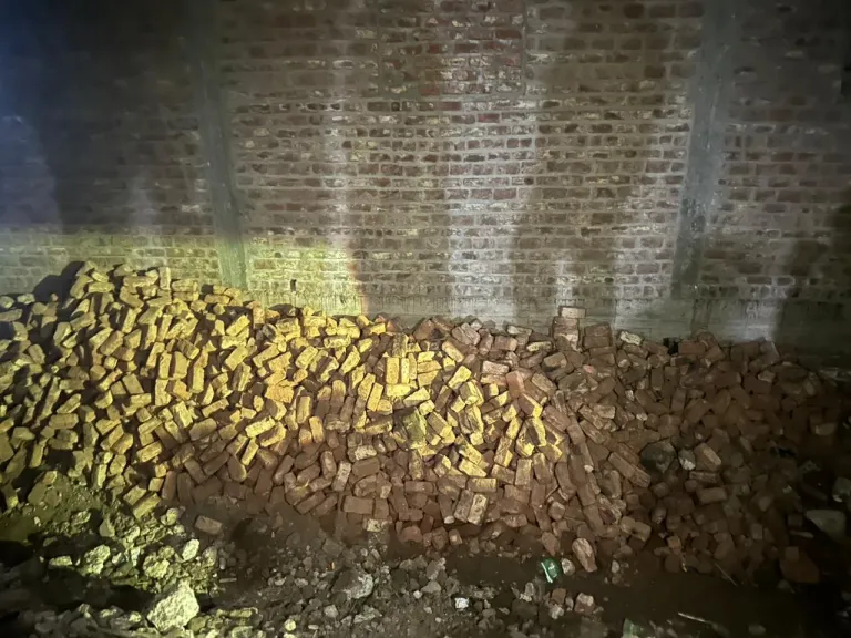 بيت طابقين وقع عليه.. مصرع طالب إثر انهيار منزل من الطوب اللبن في قنا