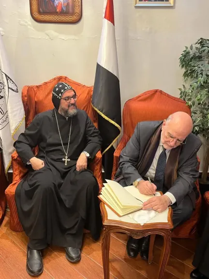 الربان فيليبس عيسى يستقبل الأمين العام لمجلس كنائس الشرق الأوسط بكنيسة السيدة العذراء للسريان الأرثوذكس