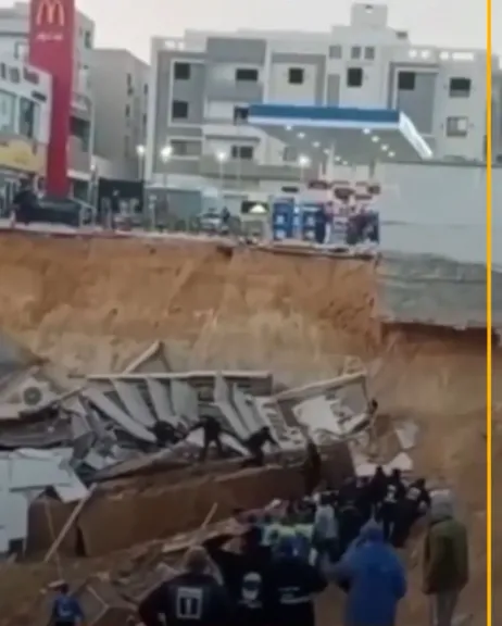 الأرض بلعت المحلات.. انهيار بعمق 15 مترًا بإحدى محطات الوقود في التجمع الخامس