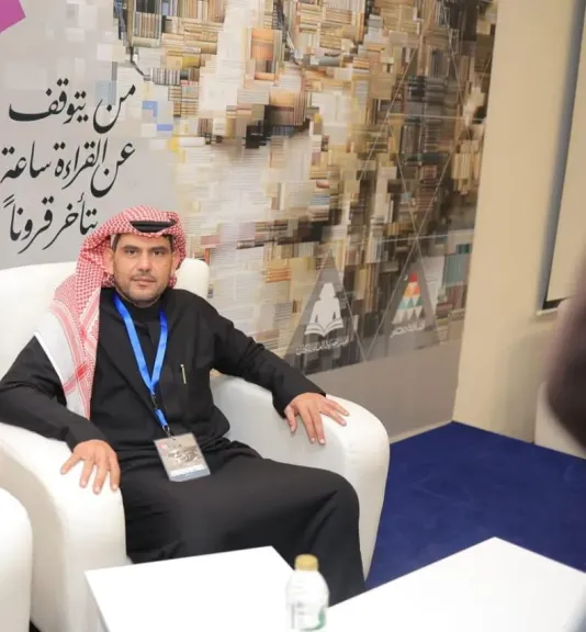 شاعر سعودي يمدح  المتنبي في  أمسية  بمعرض القاهرة الدولي للكتاب