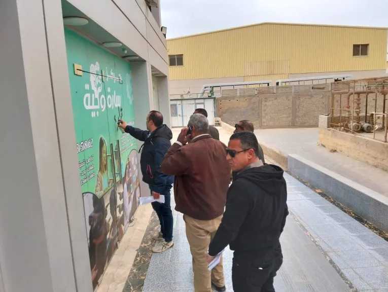 لا تهاون مع المخالفين.. غلق وتشميع محال وسنتر تعليمي مخالف بالحي الثامن بمدينة العبور