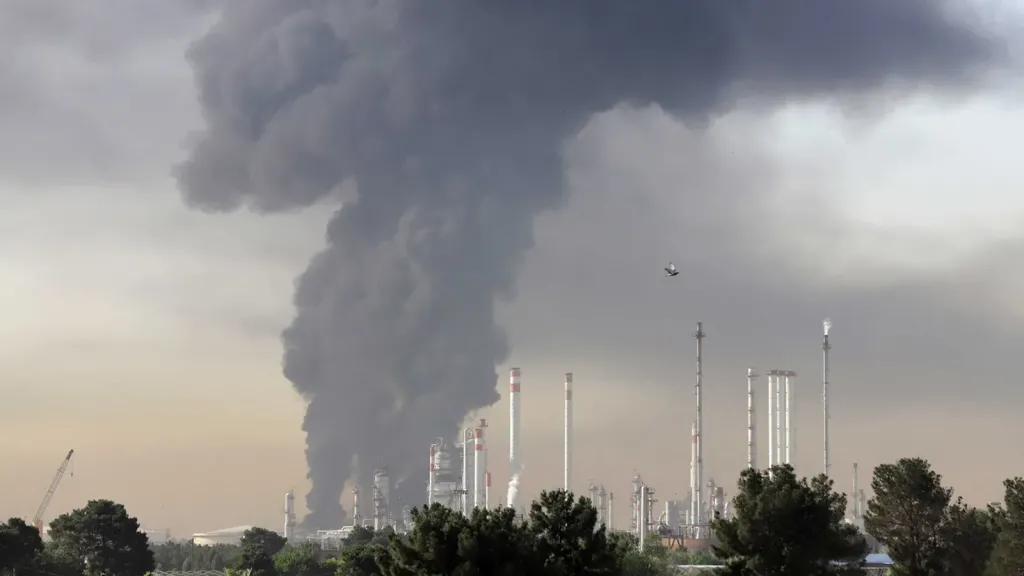 حرائق تهز طهران: حريق ضخم يلتهم سوق جنات آباد ويثير الذعر