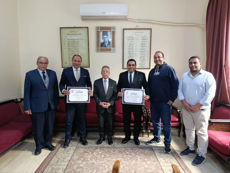 تخلّوا عن مناصبهم وتعاملوا بإنسانيتهم.. نقابة الأطباء تكرّم شقوير وعبدالله