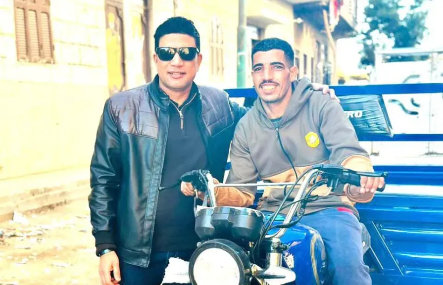 نائب محافظ سوهاج يزور الشاب «نادر» بمنزله ويهديه «تروسيكل» تحقيقاً لأمنيته