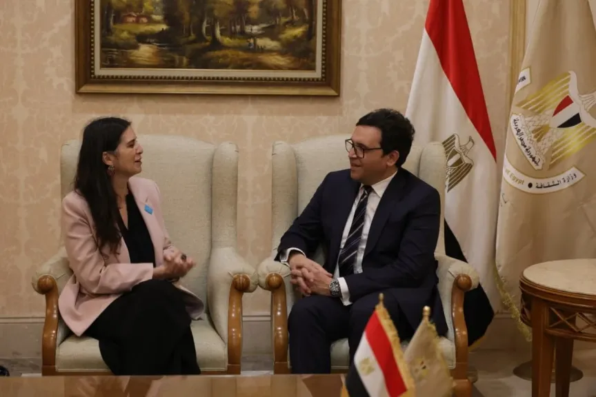 أحمد فؤاد هنو، وزير الثقافة، بالسيدة ناتاليا ويندر روسي، ممثلة منظمة الأمم المتحدة للطفولة (اليونيسف) في مصر