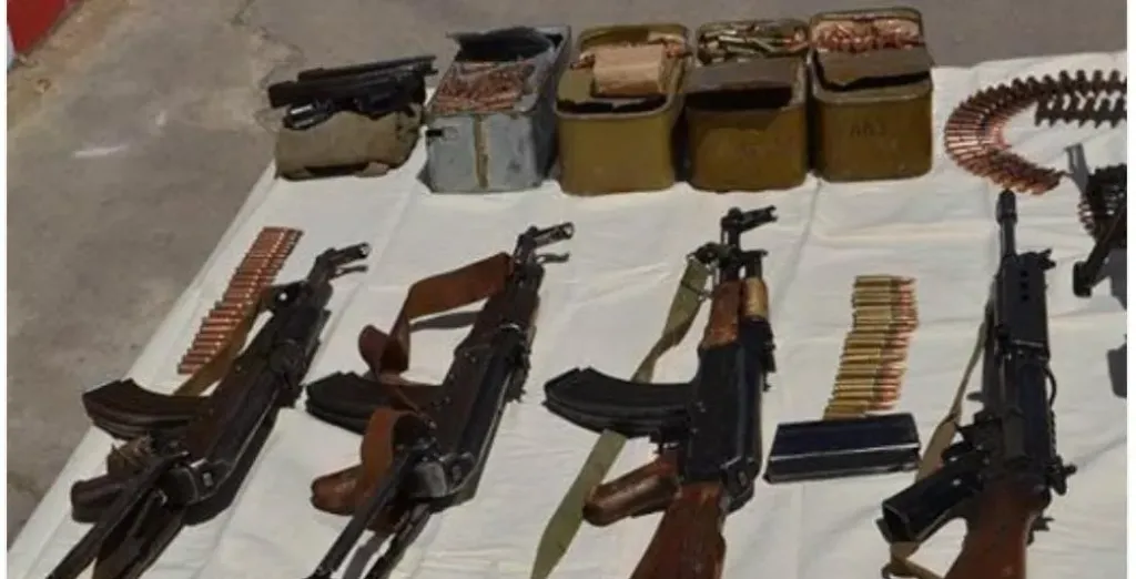 بحوزتهم 5 بنادق آلية.. حبس 3 أشخاص بينهم معلم أزهري بتهمة حيازة أسلحة نارية في قنا